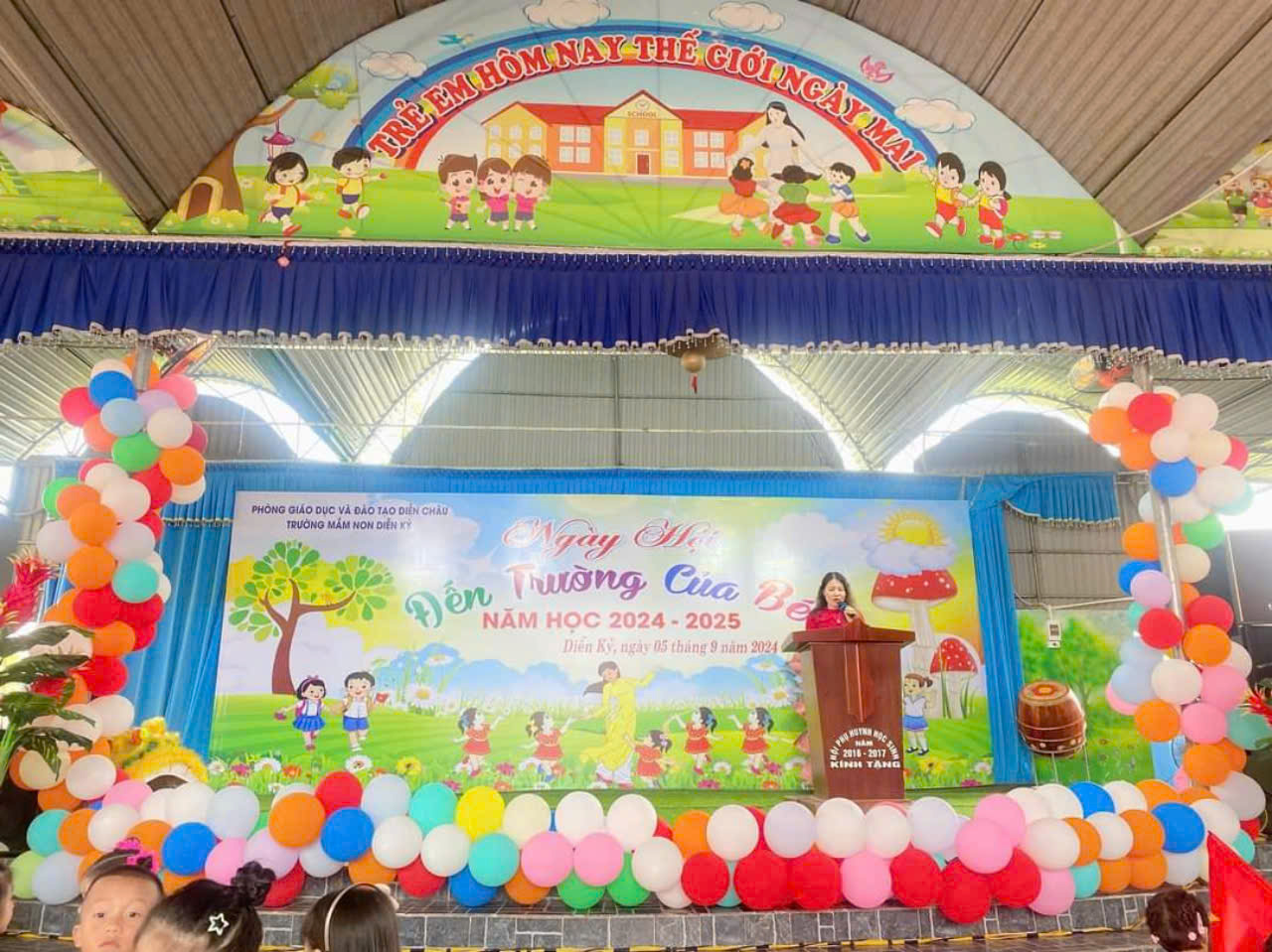 Trẻ 5 tuổi đi tham quan trường tiểu học.