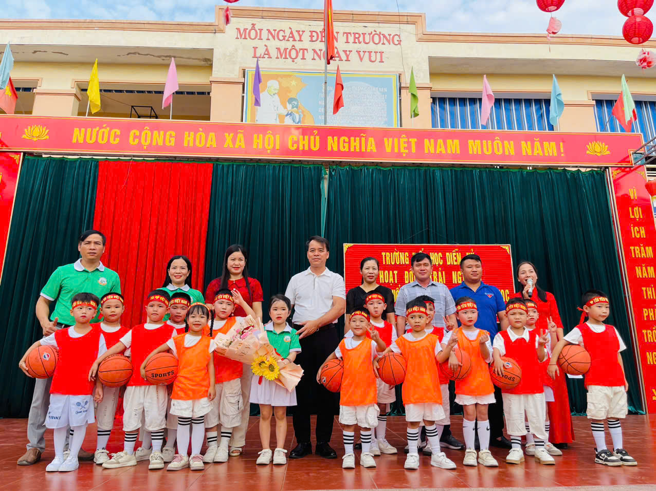 Trẻ 5 tuổi đi tham quan trường tiểu học.
